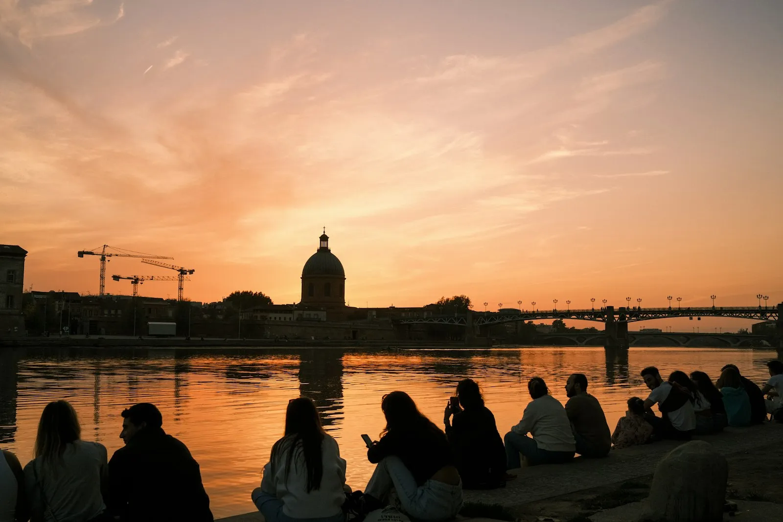 Les quais de la Garonne à Toulouse au coucher du soleil
